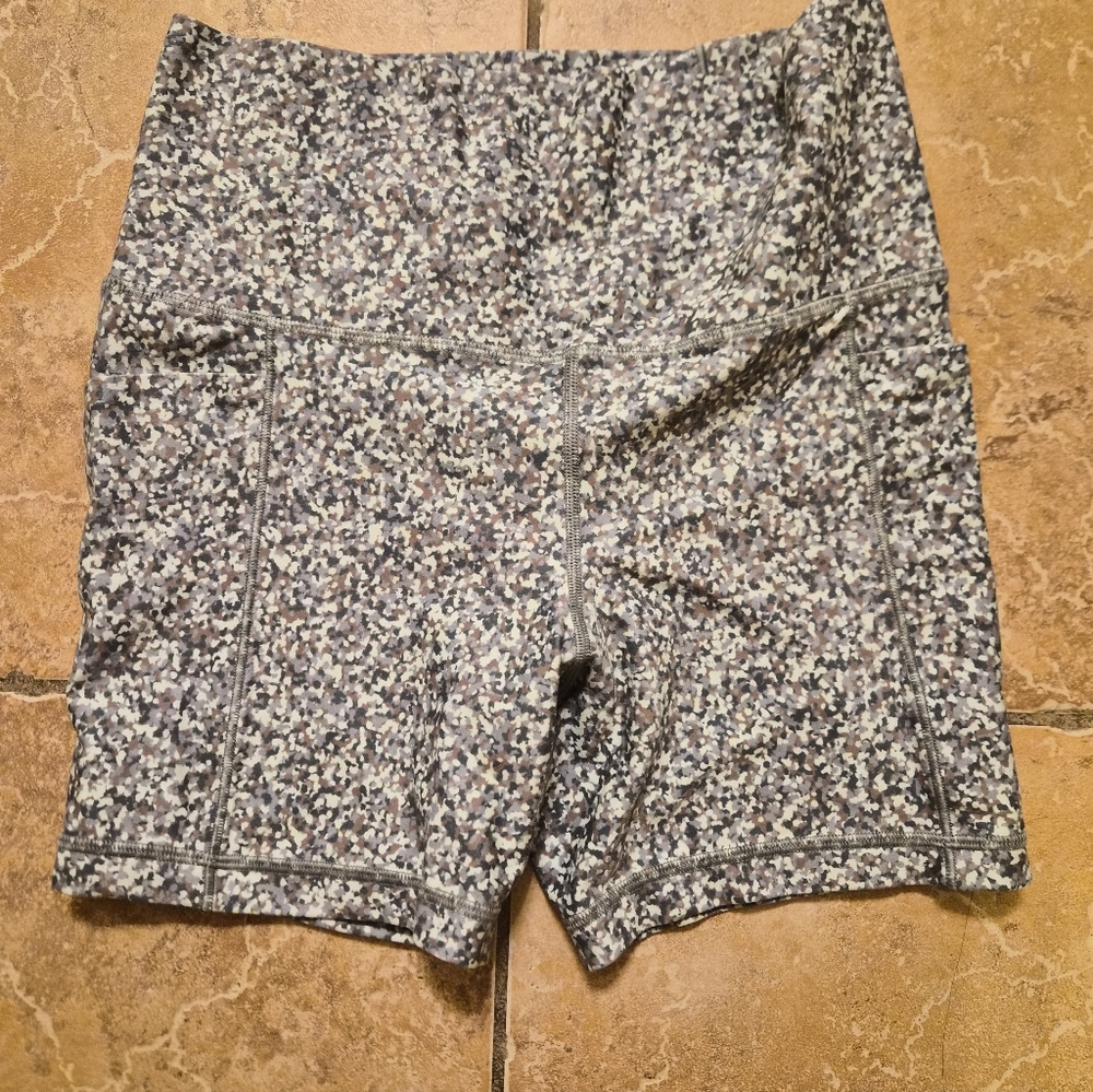 Athleta Salutation Stash Shorts Small - Picture 3 of 4